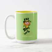 Forever Lucky Green Gnome & Monogram on Lime Green Zweifarbige Tasse (Links)