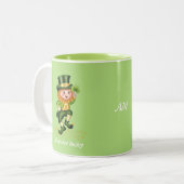 Forever Lucky Green Gnome & Monogram on Lime Green Zweifarbige Tasse (Vorderseite Links)