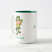 Forever Lucky Green Gnome & Monogram Zweifarbige Tasse (Vorderseite Links)