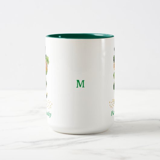 Forever Lucky Green Gnome & Monogram Zweifarbige Tasse (Mittel)