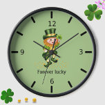 Forever Lucky Green Gnome on Light Green Uhr<br><div class="desc">Niedlich für immer grüner Gnome mit einem Klee auf helllimigem grünem Hintergrund. Text kann personalisiert sein.</div>