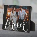 FOREVER Script Easel Back Foto Fotoplatte<br><div class="desc">Diese hübsche Tischplatte aus Foto ist mit einem eingebauten Sockel versehen,  um Ihr Lieblingssymbol unzerbrechlich darzustellen. Enthält das Wort FOREVER in einem schönen weißen Skript,  Ihre Namen und Hochzeitstag. Erstellen Sie einen Sake Ihres Lieblings-Fotos oder geben Sie als Geschenke.</div>