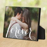 FOREVER Script Easel Back Foto Frameless Fotoplatte<br><div class="desc">Diese hübsche Tischplatte aus Foto ist mit einem eingebauten Sockel versehen,  um Ihr Lieblingssymbol unzerbrechlich darzustellen. Enthält das Wort FOREVER in einem schönen weißen Skript,  Ihre Namen und Hochzeitstag. Erstellen Sie einen Sake Ihres Lieblings-Fotos oder geben Sie als Geschenke.</div>