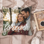 Forever Script Overlay-Foto Kissen<br><div class="desc">Schnuppern Sie mit Liebe! Fügen Sie Ihre Lieblings-Verlobung,  Hochzeit oder Alltag-Foto zu diesem quadratischen Kissen,  das "ewig" in elegantem,  modernem,  handgeschriebenem Drehbuch am unteren Rand des Feldes beinhaltet. Das Kissen kehrt zu einem subtilen,  grau-weiß gepunkteten Rautenmuster zurück. Ein einzigartiges Geschenk für den Valentinstag oder Jahrestage!</div>