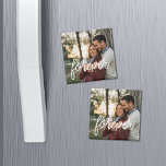 Forever Script Overlay-Foto Magnet<br><div class="desc">Tauschen Sie sich ein beliebtes Foto aus dem Alltag,  der Hochzeit oder der Verlobung auf unseren quadratischen Magneten für Paare,  die "ewig" in modernen,  handgeschriebenen Schriftzeichen am unteren Ende des Spielfeldes vorfinden. Schenken Sie Jubiläen und den Valentinstag!</div>