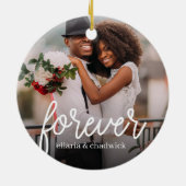 Forever Script Overlay Personalisierte Paare Foto Keramik Ornament (Hinten)