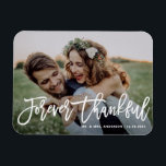 Forever Thankful Modern Calligraphy Foto Hochzeit Magnet<br><div class="desc">Feiern Sie Ihre Liebe und zeigen Sie Dankbarkeit mit unserem personalisierbaren Foto Hochzeit danke Ihnen Magnet! Dieser einzigartige Sake ist perfekt, um Ihre Lieben an Ihren besonderen Tag zu erinnern und gleichzeitig Ihren herzlichen Dank in einer denkwürdigen Weise auszudrücken. Es zeigt "Forever Thankful" in der modernen Kalligraphie. Sie können diese...</div>