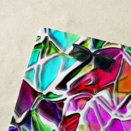 Form von farbigen und glänzenden Steinen in Milch  Strandtuch