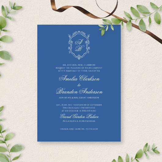 Formal Blue Leaf Monogram Wappen & Script Wedding Einladung