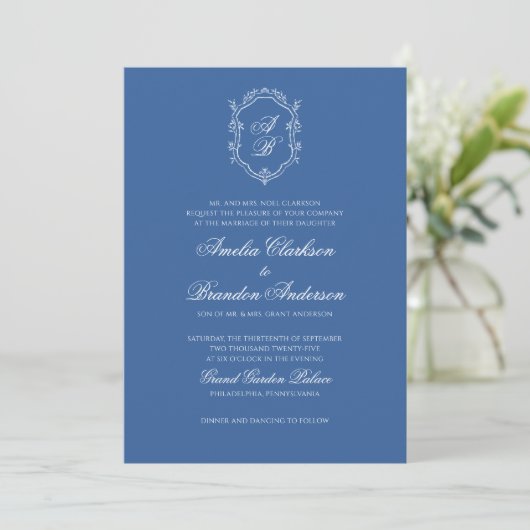 Formal Blue Leaf Monogram Wappen & Script Wedding Einladung (Stehend Vorderseite)