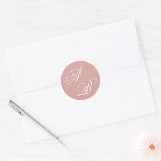 Formal Classic Dusty Rose Monogram Script Wedding Runder Aufkleber (Umschlag)