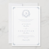 Formal Dusty Blue Wappen Monogram Wedding Einladung (Vorderseite)