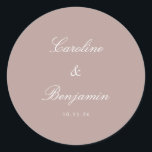 Formal Script Elegant Wedding Custom Dusty Mauve Runder Aufkleber<br><div class="desc">Fügen Sie Ihren Gastgeschenke Hochzeiten oder Schreibwaren eine raffinierte Touch mit diesem stilvollen formalen klassischen Script-Einladung Custom Classic Round Sticker hinzu. Dieses zeitlose Design besticht durch einen staubigen lila Hintergrund mit eleganter weißer Schrift und strahlt eine formale Eleganz und Anmut aus. Diese Aufkleber sind ideal zum Abdichten von Umschlägen oder...</div>