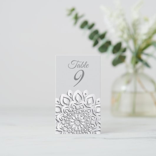 Formal White Paper Cut Mandala Wedding Platzkarte (Stehend Vorderseite)