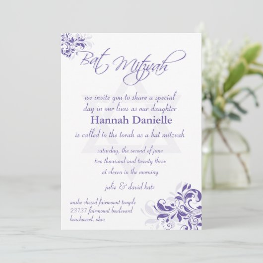 Formeller Lila Bat Mitzvah Einladung (Stehend Vorderseite)