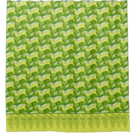 Formulare in grün auf einem Duschvorhang