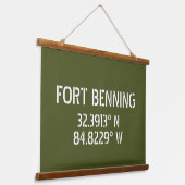 Fort Benning Latitude Longitude Wandteppich Mit Holzrahmen (Gewinkelt)
