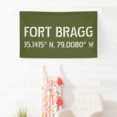 Fort Bragg Latitude Länge Banner (Insitu)