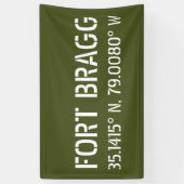 Fort Bragg Latitude Länge Banner (Vertikal)