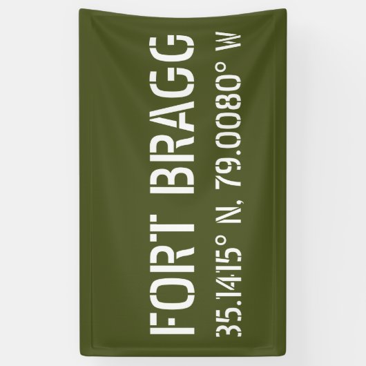 Fort Bragg Latitude Länge Banner (Vertikal)
