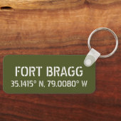 Fort Bragg Latitude Länge Schlüsselanhänger (Vorderseite)