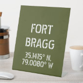 Fort Bragg Latitude Länge Sockelschild (In Situ)