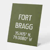 Fort Bragg Latitude Länge Sockelschild (Vorderseite)