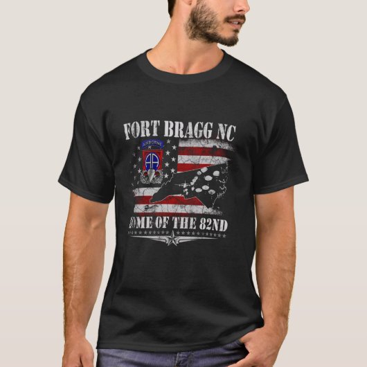 Fort Bragg NC Zuhause der 82. Im Flugzeug US-Flagg T-Shirt (Vorderseite)