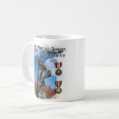 Fort Drum Statue Kaffeetasse (Vorderseite Links)