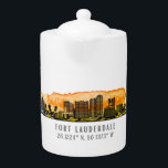 Fort Lauderdale Skyline & Coordinates<br><div class="desc">Tasse mit Fort Lauderdale City Skyline Silhouette mit Längen- und Breitengraden und Wasserfarben bei Sonnenuntergang</div>