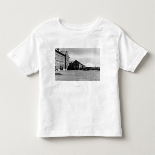 Fort Lewis, WA Ansicht der Kasernen und der Mount Kleinkind T-shirt (Vorderseite)
