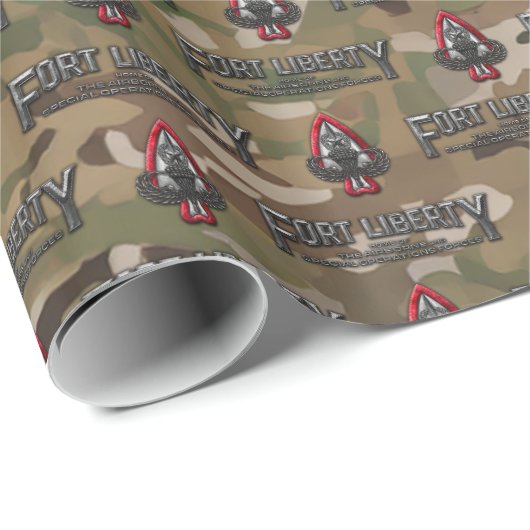 Fort Liberty Camouflage Wrapping Paper Geschenkpapier (Rolleneckpunkt)