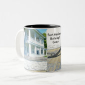 Fort Mackinac Gebäude & Canon auf Mackinac Island Zweifarbige Tasse (Vorderseite Links)