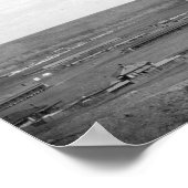 Fort Meade mit Bärenstäbchen im Hintergrund Poster (Ecke)