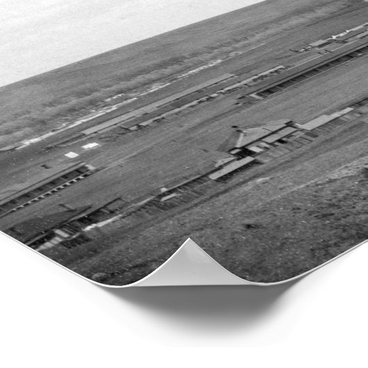 Fort Meade mit Bärenstäbchen im Hintergrund Poster (Ecke)