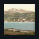 Fort William und Ben Nevis, Inverness, Schottland Magnet<br><div class="desc">Vintages photomechanisches Druckbild von Fort William und Ben Nevis in Inverness, Schottland, das gegen Ende des 19. Jahrhunderts aufgenommen wurde. Das Foto zeigt einen Blick auf Fort William von der anderen Seite des Lochs mit Ben Nevis, dem höchsten Berg der Britischen Inseln, im Hintergrund. Foto mit freundlicher Genehmigung LOC (LC-DIG-ppmsc-07588)....</div>