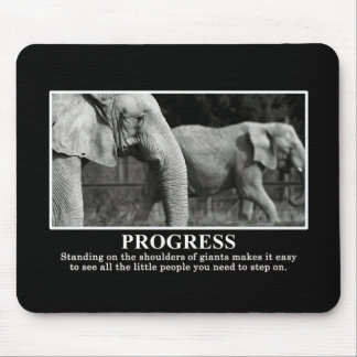 Fortschritt durch stehendes auf den Schultern von Mousepad