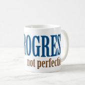 Fortschritt, nicht Perfektion! (Erholungszitat) Kaffeetasse (VorderseiteRechts)