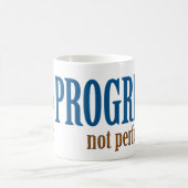 Fortschritt, nicht Perfektion! (Erholungszitat) Kaffeetasse (Mittel)