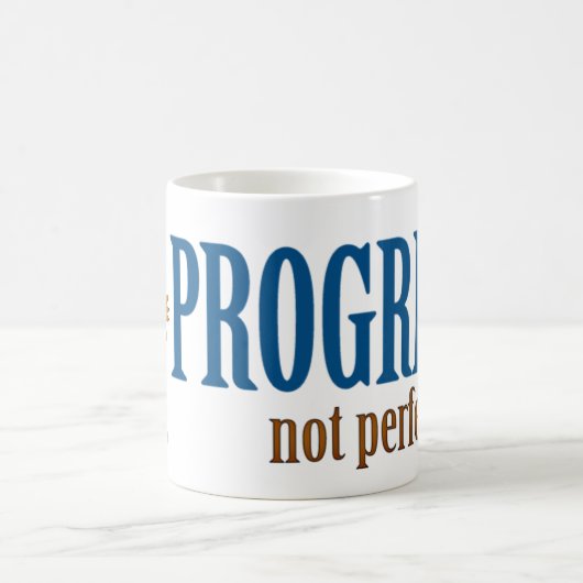 Fortschritt, nicht Perfektion! (Erholungszitat) Kaffeetasse (Mittel)