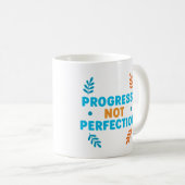 Fortschritt, nicht Perfektion – Motivationsbecher Kaffeetasse (VorderseiteRechts)
