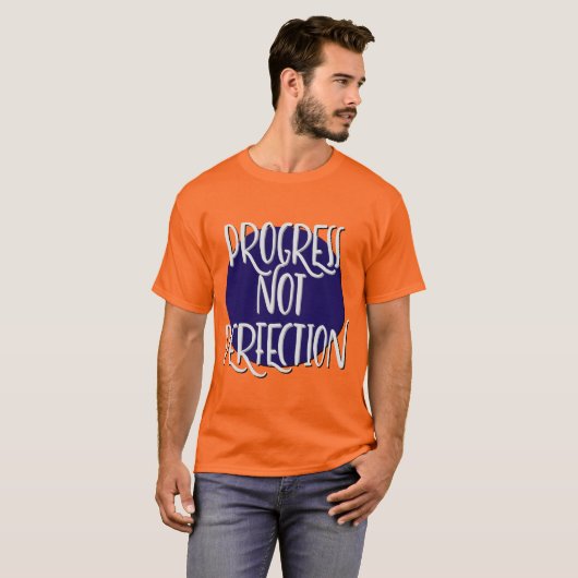 Fortschritt Nicht Perfektion Slogan T-Shirt (Vorne ganz)