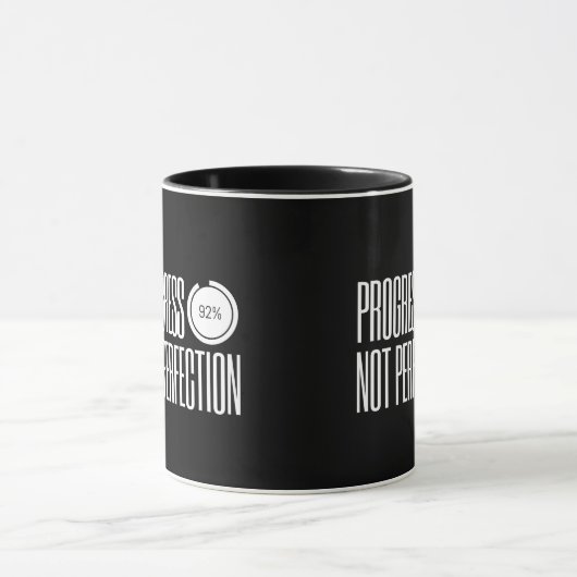 Fortschritt, nicht Perfektion – Tasse (Zentrum)