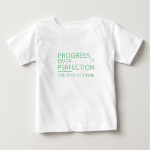 Fortschritt statt Vollkommenheit Motiv-Typografie Baby T-shirt