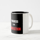 Fortschritt Über Perfektion Kraftdreikampf-Trainin Zweifarbige Tasse (VorderseiteRechts)