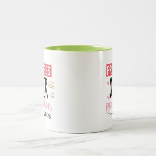 Fortschritte bei der Tasse des Kaffees (Mittel)