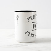Fortschritts-nicht Perfektion dunkelgrau auf Weiß Zweifarbige Tasse (Mittel)
