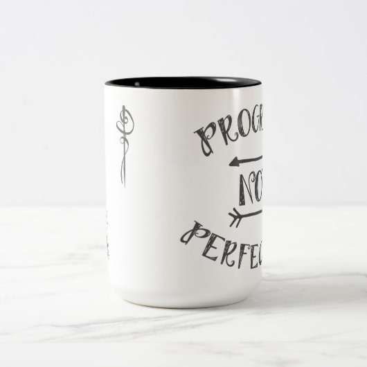 Fortschritts-nicht Perfektion dunkelgrau auf Weiß Zweifarbige Tasse (Mittel)