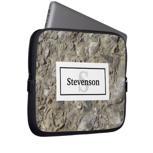 Fossile Kalkstein mit Name und Monogramm Laptopschutzhülle (Vorne Rechts)