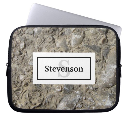 Fossile Kalkstein mit Name und Monogramm Laptopschutzhülle (Vorderseite)